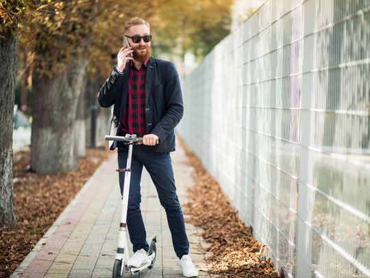 Bezpiecznie na hulajnodze – zasady, o których warto pamiętać Bezpiecznie na hulajnodze – zasady, o których warto pamiętać