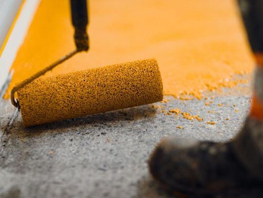 Farby do betonu – zastosowanie, rodzaje i porady ekspertów
