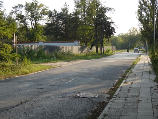 Samowola w zabytkowym Zespole Wytwórni Amunicji. Potężny płot ograniczył widoczność na rondzie