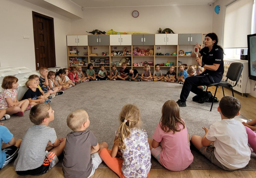 Policjantka zajmująca się na co dzień profilaktyką odwiedziła przedszkole w Dzielnicy Bemowo.