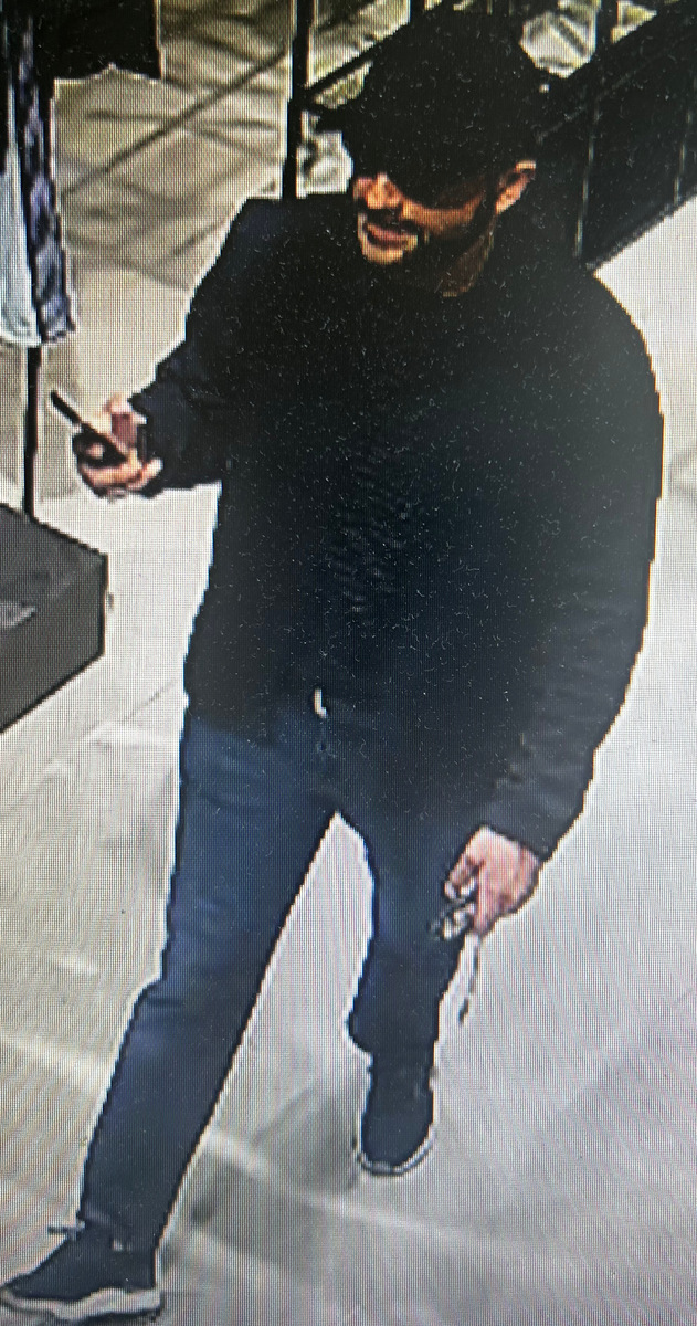 Policjanci z KRP Warszawa IV prowadzą śledztwo w sprawie kradzieży i publikują wizerunki osób, które mogą mieć związek ze zdarzeniem. Nagrania z monitoringu zostały zabezpieczone, a funkcjonariusze proszą o pomoc w identyfikacji mężczyzn widocznych na zdjęciach.