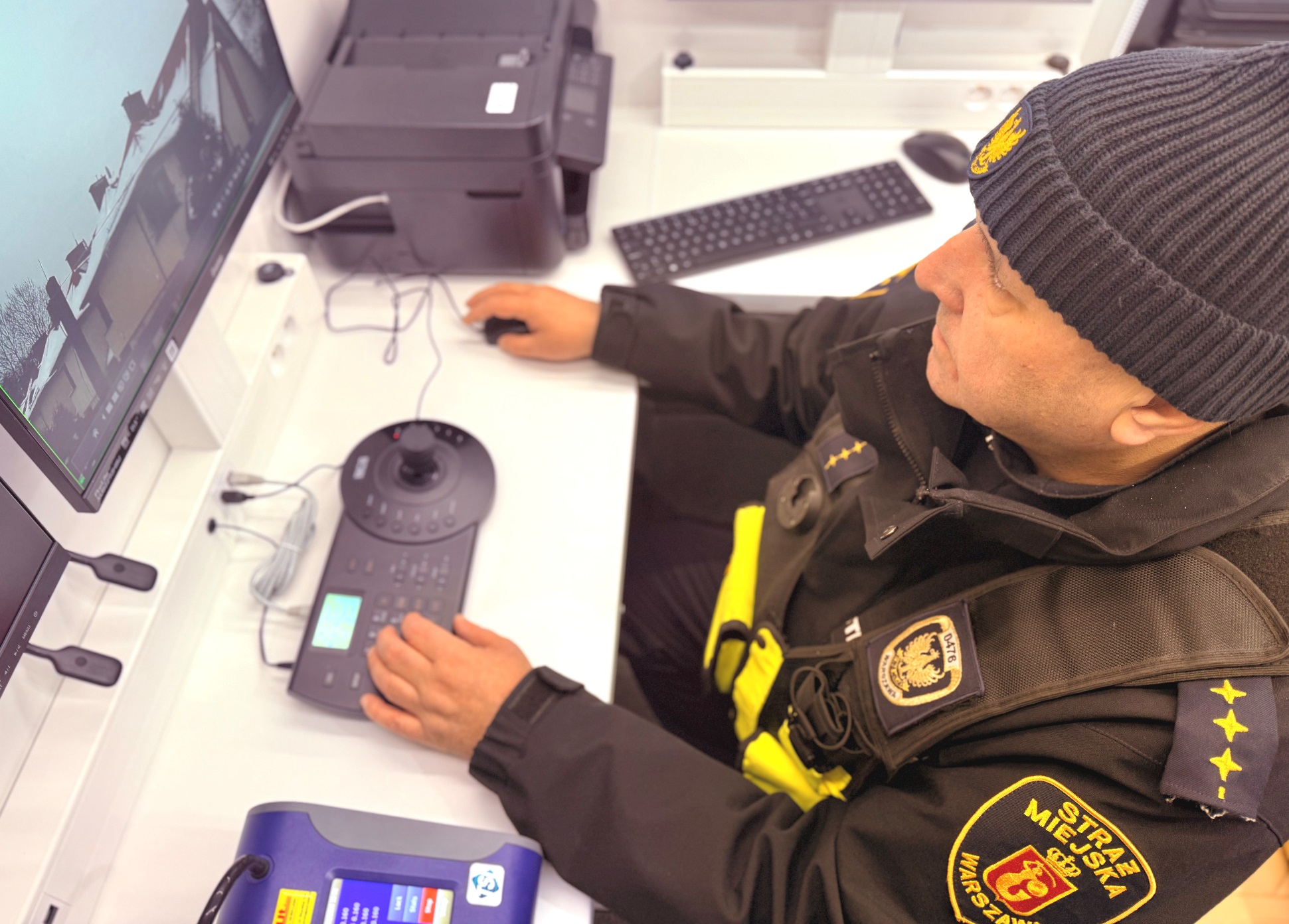 Elektryczny smogowóz ruszył na ulice. Ponad 500 kontroli miesięcznie i zero taryfy ulgowej dla trucicieli