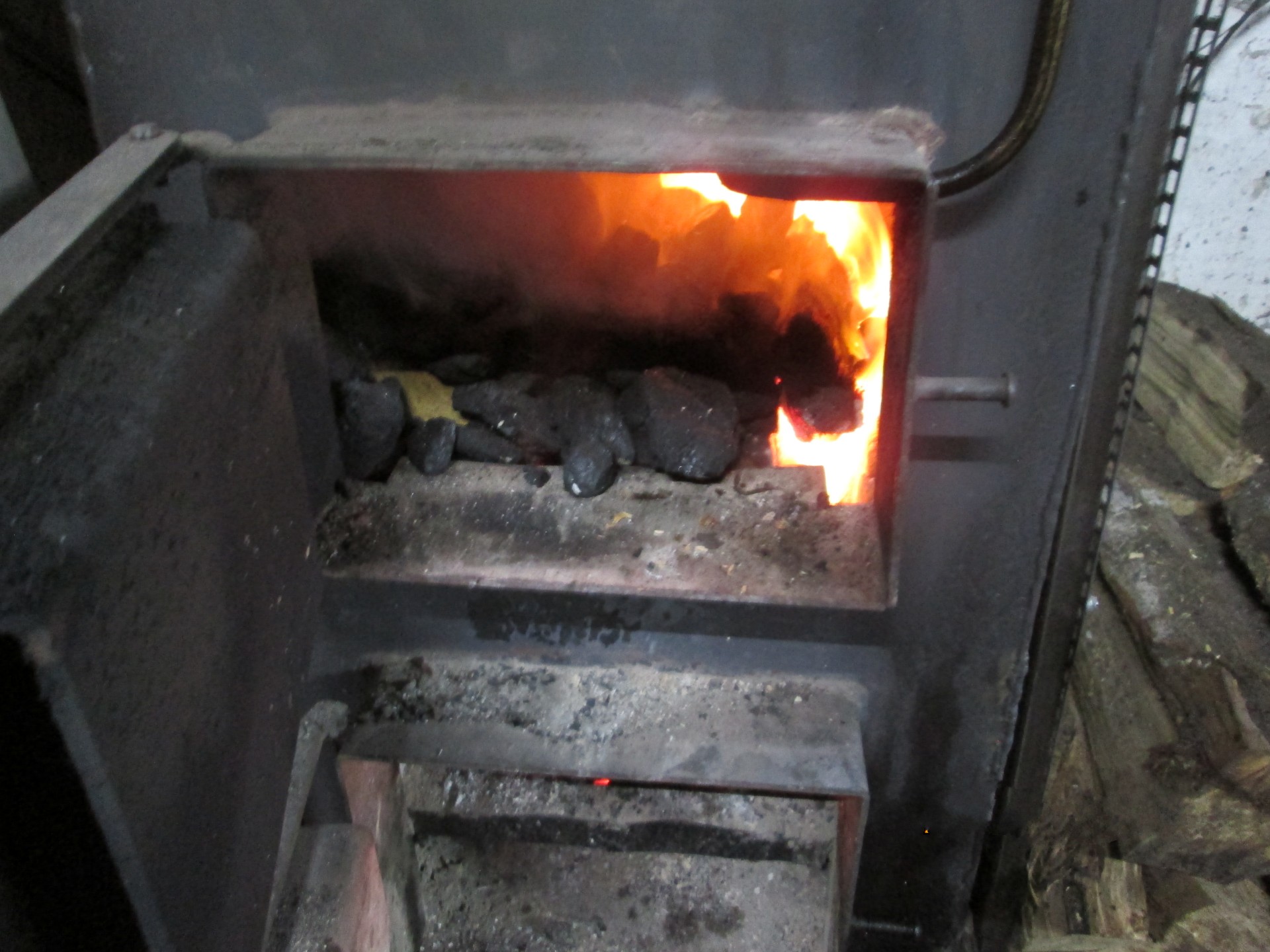 Elektryczny smogowóz ruszył na ulice. Ponad 500 kontroli miesięcznie i zero taryfy ulgowej dla trucicieli