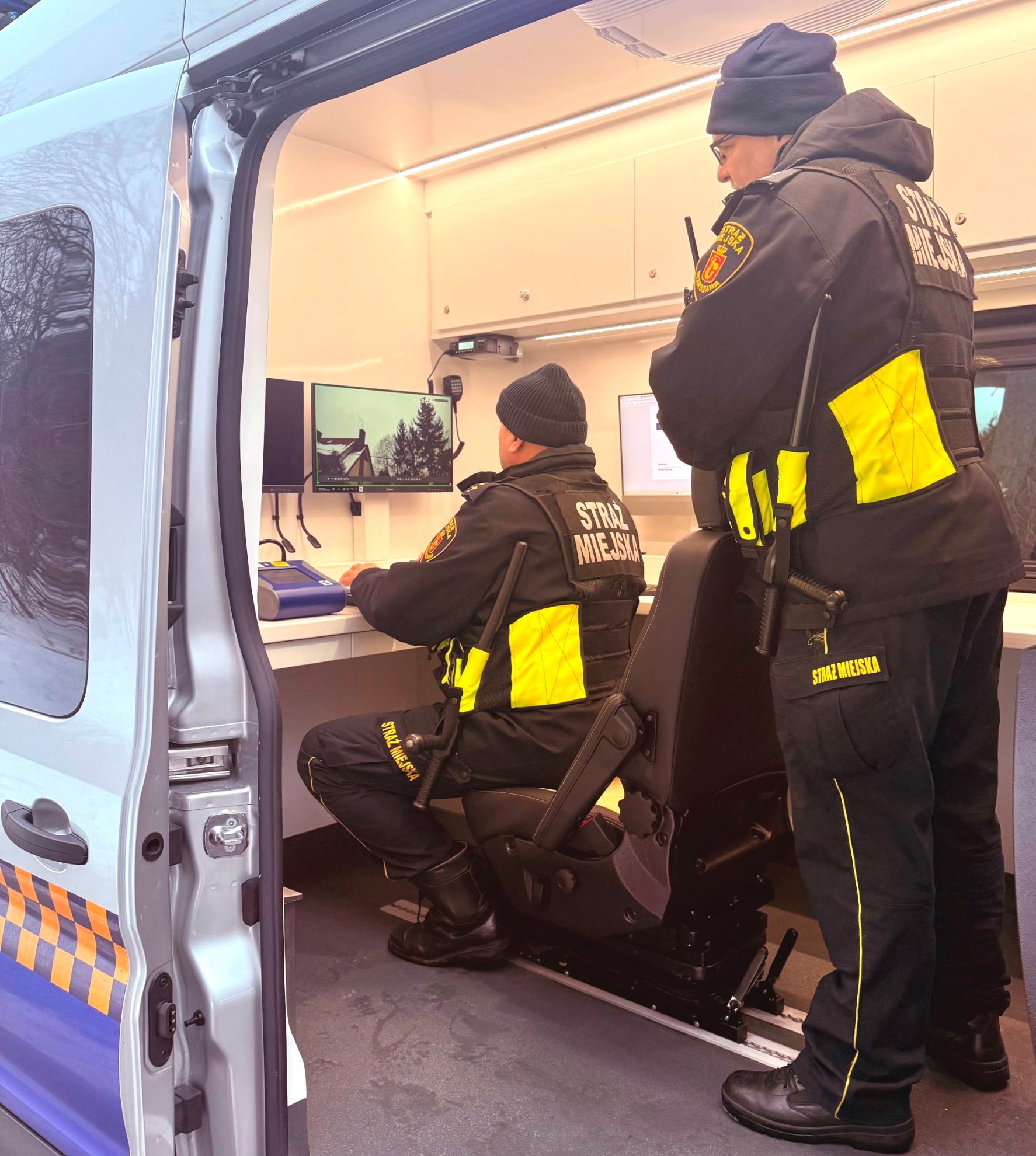 Elektryczny smogowóz ruszył na ulice. Ponad 500 kontroli miesięcznie i zero taryfy ulgowej dla trucicieli