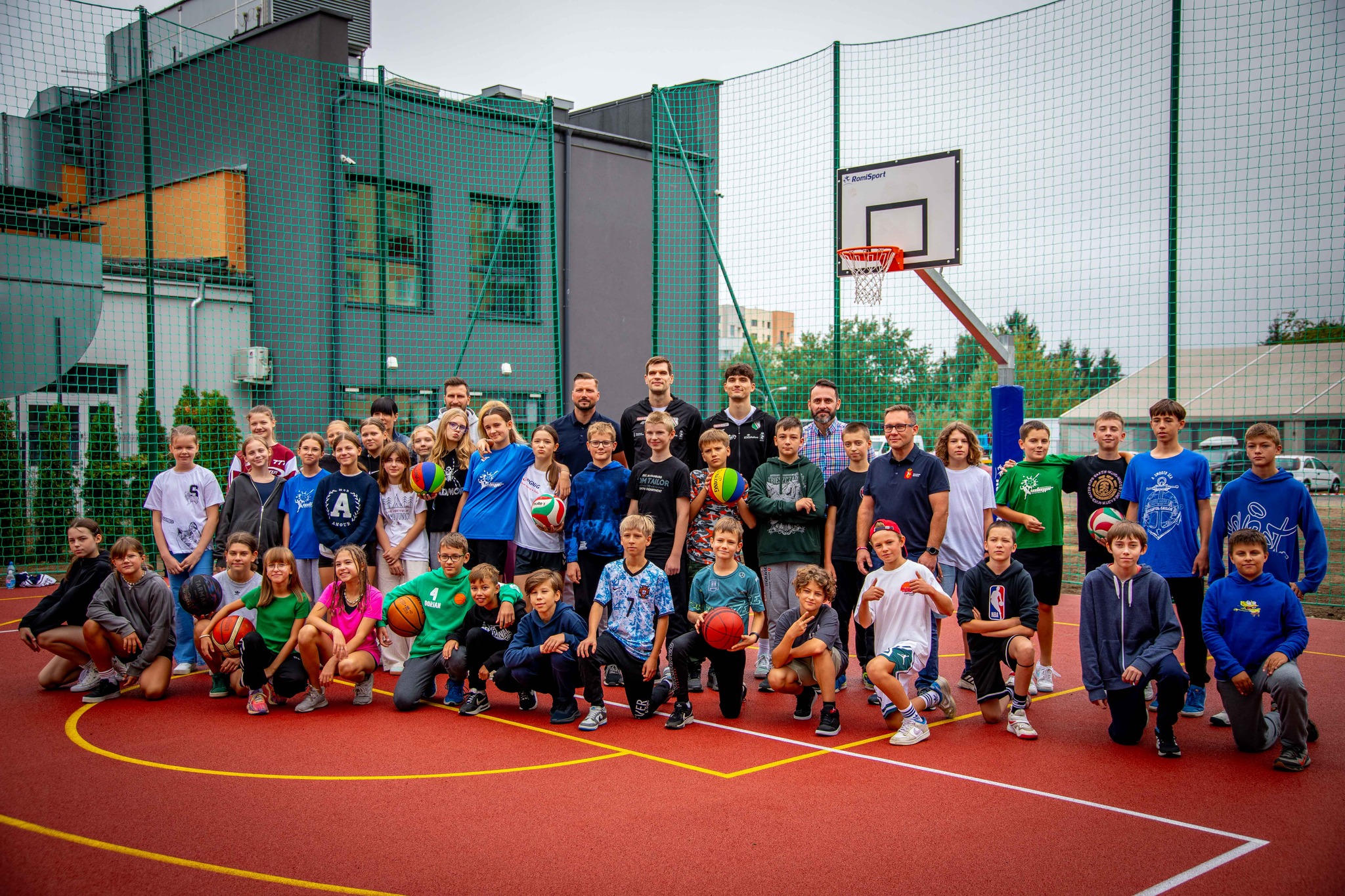 Urząd Dzielnicy Bemowo otworzył nowe boisko sportowe na terenie przy hali OSiR Bemowo.